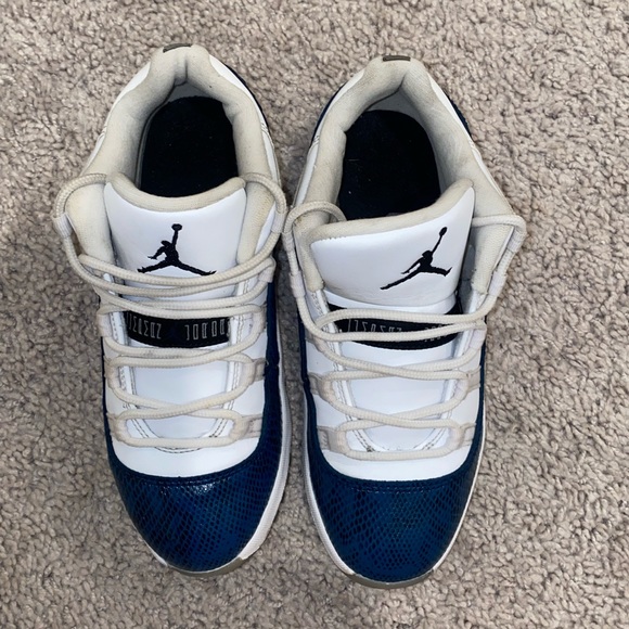 Kids Jordan 11 Low - Picture 6 of 13